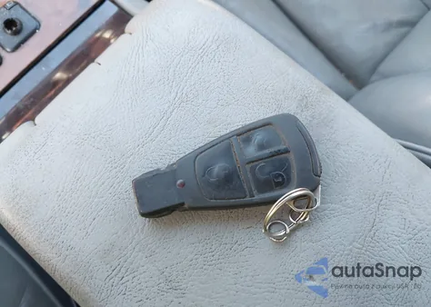 1998 Mercedes-Benz E 320 z USA, uszkodzony, nr VIN WDBJF65F6WA669801